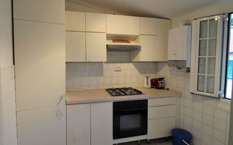 Casa Centrale: Cabinetry, Comptoir, Fenêtre, Appareil De Cuisine, Cuisinière, Électroménager, Cuisine, Sol, Sol, Principaux Appliance