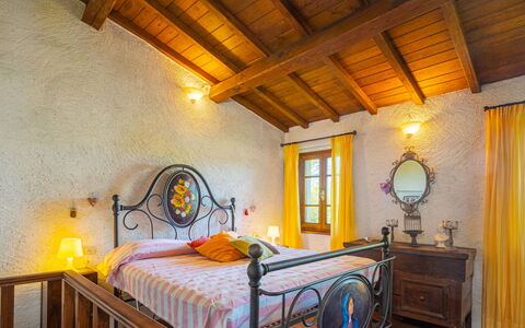 Vincio: Chambre, Lit, Pièce, Meubles, Propriété, Cadre De Lit, Design Intérieur, Plafond, Drap De Lit, Bâtiment