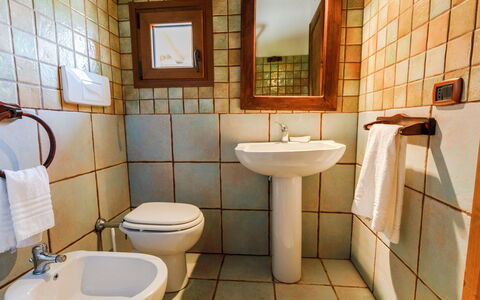Mare di Ginepri (Bad115): Miroir, Évier, Lavabo, Robinet, Luminaire Plomberie, Propriété, Blanc, Violet, Salle De Bains, Design Intérieur