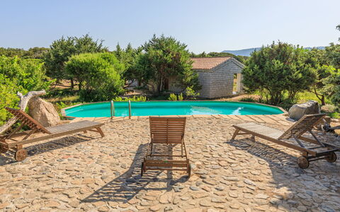 Mare di Ginepri (Bad115): L'Eau, Propriété, Ciel, Meubles, Piscine, Bleu Azur, Mobilier De Jardin, Ombre, Plante, Balancelle