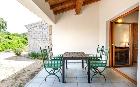 Mare di Ginepri (Bad115): Table, Plante, Meubles, Bâtiment, Chaise, Bois, Design Intérieur, Ombre, Sol, Mobilier De Jardin