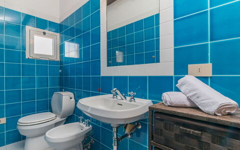 Spinnaker: Miroir, Luminaire Plomberie, Évier, Propriété, Robinet, Bleu, Violet, Salle De Bains, Lavabo, Siège De Toilette
