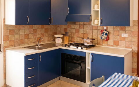 Lia: Cuisine, Appareil De Cuisine, Principaux Appliance, Cuisinière, Comptoir, Sol, Bois, Cabinetry, Le Fourneau, Design Intérieur
