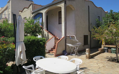 Lia: Bâtiment, Propriété, Plante, Ciel, Table, Ombre, Chaise, Design Intérieur, Fenêtre, Mobilier De Jardin