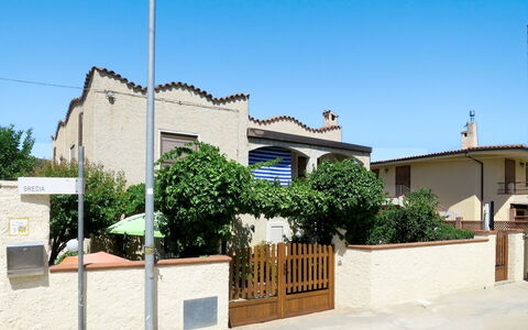Lia: Ciel, Plante, Bâtiment, Fenêtre, Bleu Azur, Maison, Ombre, Lot Terre, Design Urbain, Zone Résidentielle