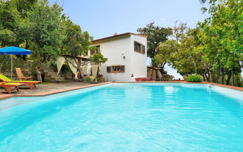 Ciuffini: L'Eau, Bâtiment, Plante, Propriété, Ciel, Piscine, Bleu Azur, Arbre, Chaise, Ombre