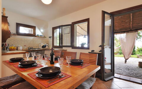 Ciuffini: Propriété, Table, Meubles, Comptoir, Bois, Cabinetry, Appareil De Cuisine, Cuisine, Design Intérieur, Plante
