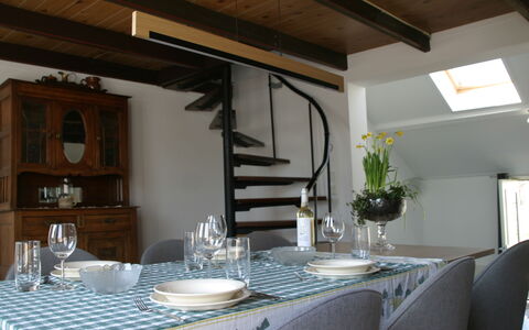Helmrich: Table, Meubles, Propriété, Bâtiment, Vaisselle, Plante, Design Intérieur, Architecture, Bois, Plante D'Appartement