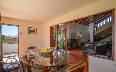 De Carreço: Table, Propriété, Plante, Plante D'Appartement, Bois, Cadre, Chaise, Design Intérieur, Sol, Canapé