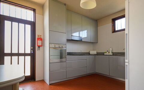 De Carreço: Meubles, Propriété, Cabinetry, Fenêtre, Comptoir, Bâtiment, Bois, Design Intérieur, Architecture