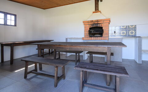 De Carreço: Table, Fenêtre, Bois, Design Intérieur, Bâtiment, Tache De Bois, Sol, Dur, Rectangle