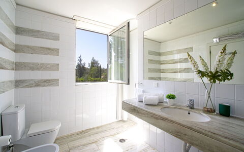 Villa Golf: Propriété, Baignoire, Plante, Luminaire Plomberie, Design Intérieur, Salle De Bains, Bâtiment, Plante D'Appartement, Robinet, Bois