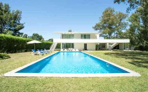 Villa Golf: L'Eau, Plante, Propriété, Ciel, Arbre, Piscine, Rectangle, Bâtiment, Herbe, Loisir