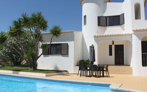 Do Lagar: L'Eau, Bâtiment, Ciel, Plante, Fenêtre, Bleu Azur, Piscine, Arbre, Ombre, Mobilier De Jardin