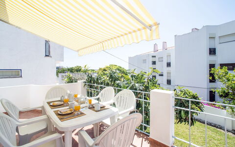 Azul: Propriété, Table, Meubles, Plante, Ciel, Chaise, Bâtiment, Architecture, Design Intérieur, Ombre