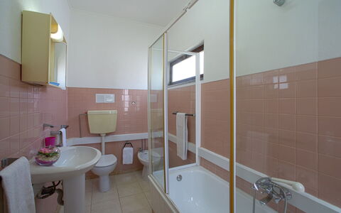 Azul: Miroir, Luminaire Plomberie, Bâtiment, Baignoire, Évier, Robinet, Salle De Bains, Sol, Sol