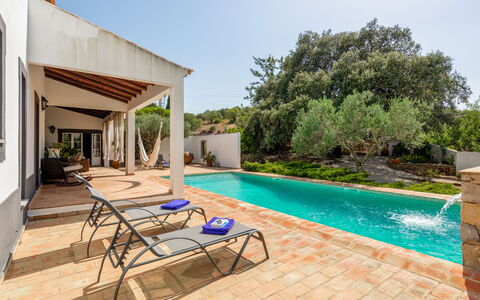 Quintal das Oliveiras: L'Eau, Ciel, Plante, Piscine, Chaise, Bâtiment, Arbre, Mobilier De Jardin, Ombre, Loisir