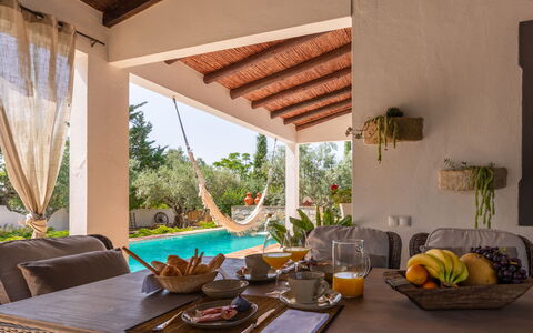 Quintal das Oliveiras: Propriété, Bâtiment, Plante, Table, Meubles, Canapé, Confort, Ombre, Design Intérieur, Mobilier De Jardin