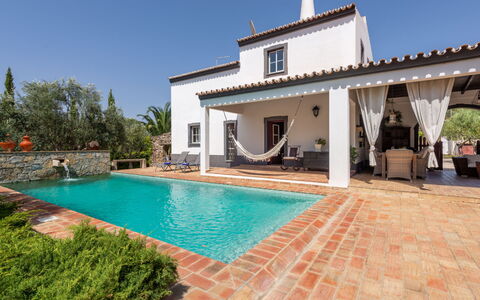 Quintal das Oliveiras: L'Eau, Ciel, Propriété, Bâtiment, Plante, Bleu Azur, Piscine, Ombre, Arbre, Loisir