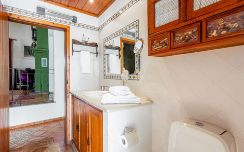 Quintal das Oliveiras: Miroir, Armoire De Toilette, Propriété, Cabinetry, Robinet, Luminaire Plomberie, Évier, Cadre, Bois, Salle De Bains