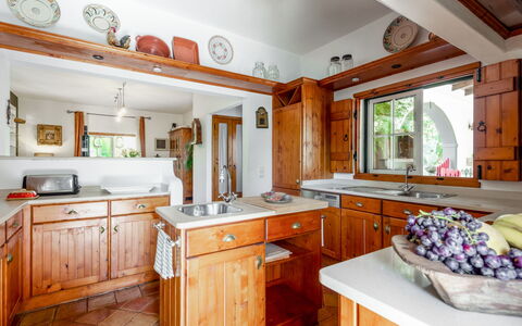 Quintal das Oliveiras: Comptoir, Cabinetry, Meubles, Propriété, Table, Fenêtre, Tiroir, Cadre, Cuisine, Bois