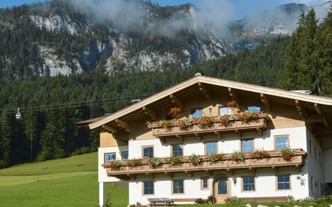 Nachbarbauer: Station De Montagne, Montagnes Relief, Montagne, Village De Montagne, Chaîne De Montagnes, Maison, Propriété, Paysage Naturel, Domicile, Toit