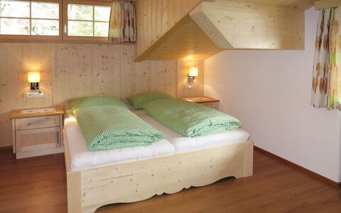 Nachbarbauer: Chambre, Lit, Meubles, Pièce, Propriété, Cadre De Lit, Sol, Drap De Lit, Plafond, Parquet