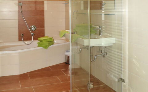 Nachbarbauer: Salle De Bains, Pièce, Tuile, Propriété, Sol, Design Intérieur, Bâtiment, Sol, Plafond, Maison