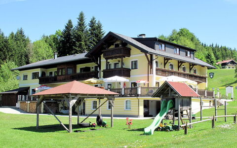 Mondsee 605: Ciel, Plante, Fenêtre, Bâtiment, Arbre, Ombre, Lot Terre, Maison, Loisir, Herbe