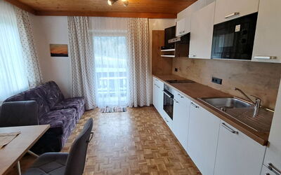 Mondsee 605: Cabinetry, Meubles, Propriété, Évier, Comptoir, Evier, Bâtiment, Robinet, Bois, Rideau