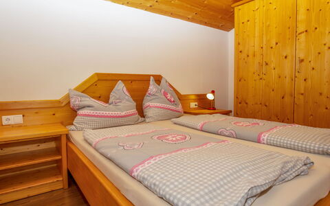 Eben im Pongau 603: Meubles, Propriété, Confort, Bois, Orange, Lit, Design Intérieur, Bâtiment, Sol, Cadre De Lit