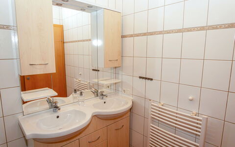 Eben im Pongau 603: Miroir, Évier, Robinet, Lavabo, Luminaire Plomberie, Armoire De Toilette, Cabinetry, Salle De Bains, Bâtiment, Design Intérieur