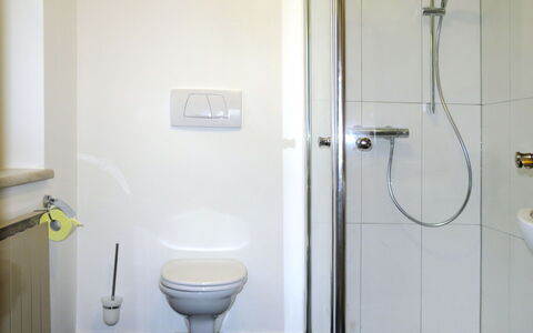 Radstadt 606: Salle De Bains, Propriété, Pièce, Luminaire Plomberie, Toilette, Siège De Toilette, Plomberie, Tuile, Robinet, Sol