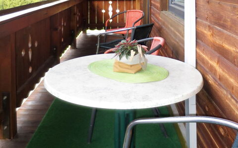 Radstadt 606: Table, Meubles, Lumière, Vert, Bâtiment, Bois, Mobilier De Jardin, Chaise, Herbe, Tableau De Plein Air