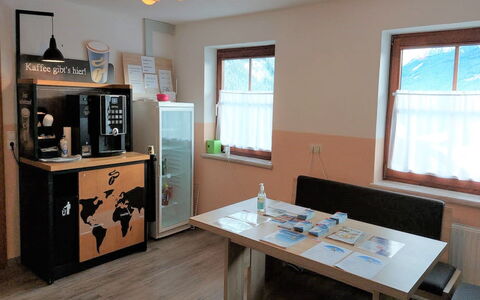 Radstadt 606: Table, Meubles, Cabinetry, Fenêtre, Bâtiment, Bois, Cuisine, Maison, Salon, Électroménager