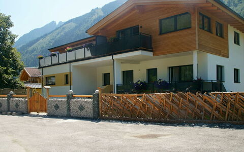 Ingrid: Ciel, Bâtiment, Propriété, Fenêtre, Montagne, Maison, Ombre, Lot Terre, Arbre, Zone Résidentielle