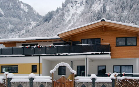 Ingrid: Neige, Montagne, Bâtiment, Ciel, Fenêtre, Blanc, Maison, Pente, Arbre, Nuage