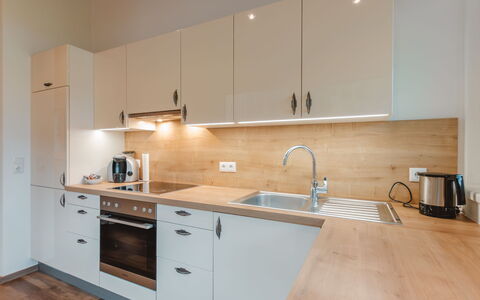 Ingrid: Marron, Comptoir, Cabinetry, Evier, Évier, Robinet, Propriété, Meubles, Luminaire Plomberie, Bâtiment