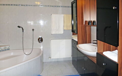 Kaprun 662: Robinet, Luminaire Plomberie, Évier, Propriété, Baignoire, Salle De Bains, Lavabo, Design Intérieur, Éclairage, Douche
