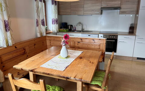 Kaprun 663: Table, Meubles, Propriété, Cabinetry, Plante, Comptoir, Chaise, Bois, Éclairage, Design Intérieur