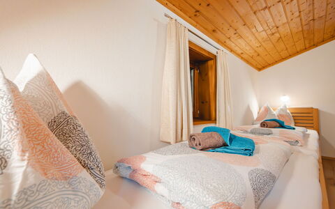 Angererhof: Chambre, Design Intérieur, Plafond, Drap De Lit, Lit, Domicile, Literie, Linge, Cadre De Lit, Oreiller