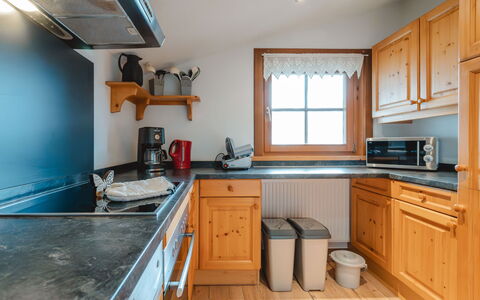 Angererhof: Cuisine, Appareil De Cuisine, Comptoir, Cabinetry, Bois, Sol, Design Intérieur, Meubles, Principaux Appliance, Sol