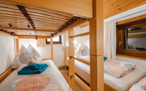 Angererhof: Design Intérieur, Bois, Plafond, Lit, Chambre, Textile, Meubles, Sol, Éclairage, Sol
