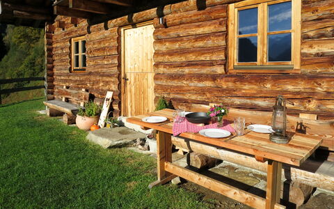 Sturmbachhütte: Plante, Bâtiment, Fenêtre, Bois, Éclairage, Pot De Fleur, Design Intérieur, Herbe, Ombre, Sol