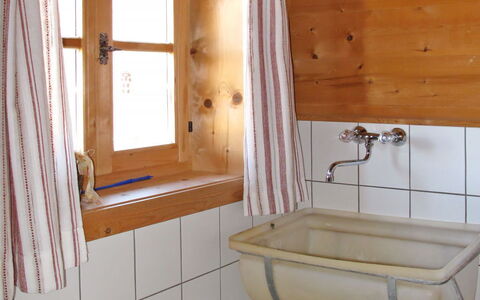 Sturmbachhütte: Pièce, Propriété, Salle De Bains, Meubles, Design Intérieur, Bâtiment, Sol, Architecture, Maison, Lit