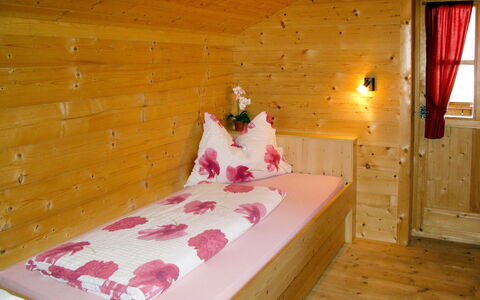 Sturmbachhütte: Chambre, Lit, Pièce, Meubles, Cadre De Lit, Propriété, Drap De Lit, Rose, Design Intérieur, Sol