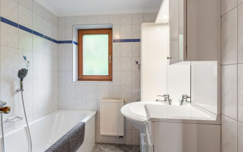 Bramberg am Wildkogel 607: Luminaire Plomberie, Miroir, Évier, Robinet, Propriété, Tete De Douche, Salle De Bains, Lavabo, Bâtiment, Design Intérieur