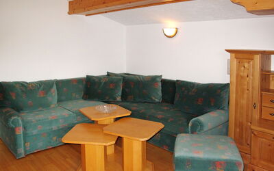 Prieslern 607.3: Canapé, Meubles, Table, Propriété, Bois, Design Intérieur, Cabinetry, Salon, Sol, Canapé-Lit