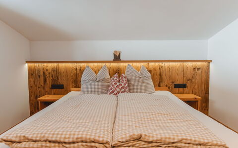 Schoppengrub: Bois, Design Intérieur, Meubles, Chambre, Lit, Plafond, Literie, Cadre De Lit, Drap De Lit, Pièce