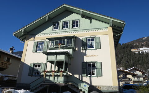 Stainer: Ciel, Bâtiment, Fenêtre, Maison, Neige, Pente, Chalet, Siding, Arbre, Façade